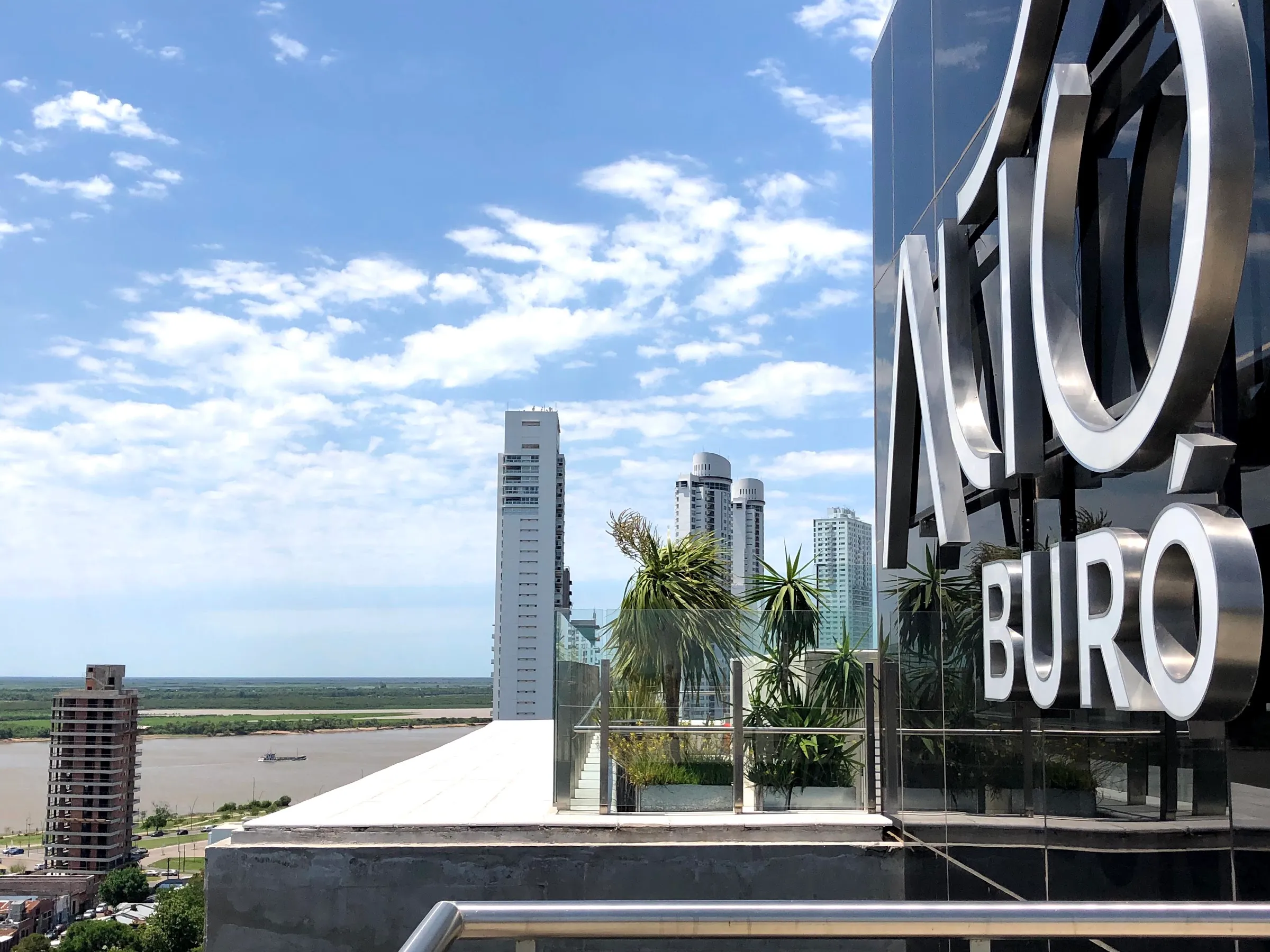 Cartel de Alto Buró con el río Paraná de fondo