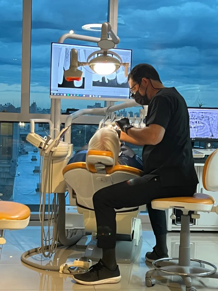 El Dr. Eric Man atendiendo a un paciente en el consultorio