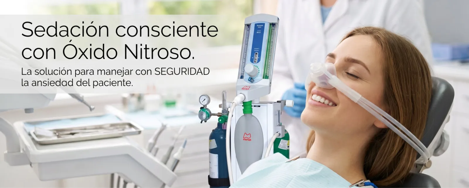 Paciente sonriendo en el sillón con la máscara nasal, junto al equipo de sedación con óxido nitroso. Sedación consciente con óxido nitroso: la solución para manejar con seguridad la ansiedad del paciente